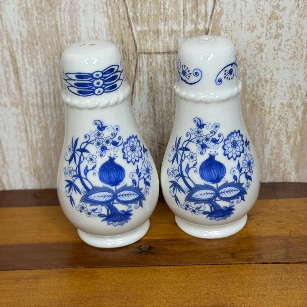 Vienna Woods Blue Onion‎ Salt and Pepper Shakers Fine Bone China Mann MCMLXXX